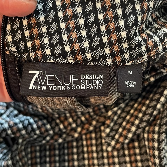 Styling… great print, wear with tie or not at neck. Sleeveless for alone / under - Picture 4 of 12